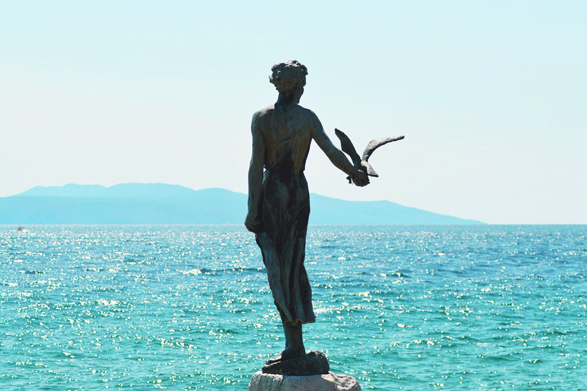  รูปปั้นนางแห่งนกนางนวล (Maiden with the Seagull Statue) โคลเอเชีย